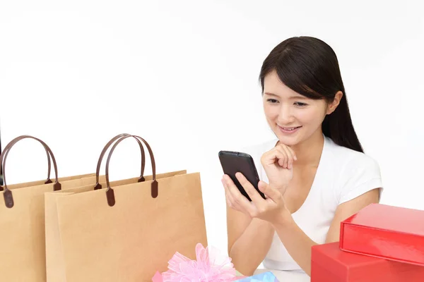 Donna Che Shopping Online Tramite Smartphone — Foto Stock