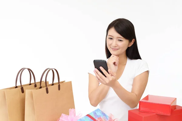 Donna Che Shopping Online Tramite Smartphone — Foto Stock