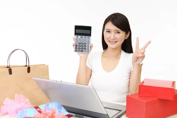 Щаслива Жінка Робить Онлайн Покупки Вдома — стокове фото