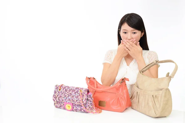 Förvånad Över Asiatisk Kvinna Med Väskor — Stockfoto
