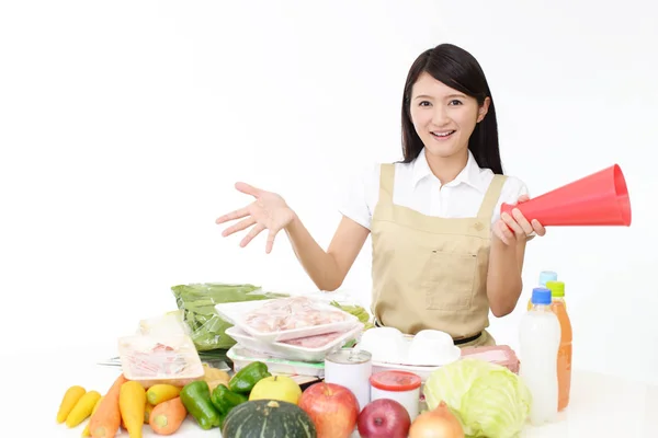 Lächelnde Asiatische Hausfrau Mit Kochzutaten — Stockfoto