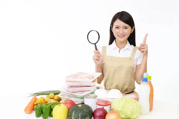 Lächelnde Asiatische Hausfrau Mit Einer Lupe — Stockfoto