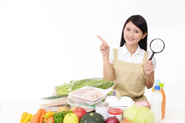 Lächelnde Asiatische Hausfrau Mit Einer Lupe — Stockfoto