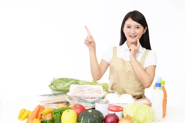 Lächelnde Asiatische Hausfrau Zeigt — Stockfoto