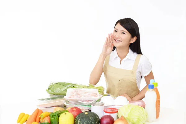 Lächelnde Asiatische Hausfrau Mit Kochzutaten — Stockfoto