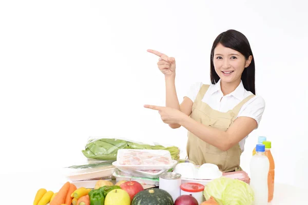 Lächelnde Asiatische Hausfrau Zeigt — Stockfoto