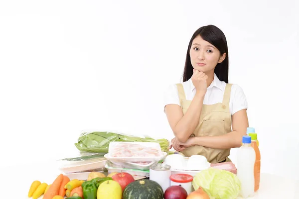 Hausfrau Überlegt Sie Zum Abendessen Machen Soll — Stockfoto