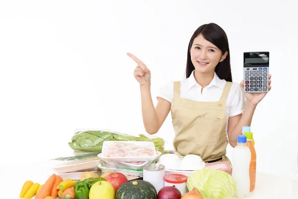 Lächelnde Asiatische Hausfrau Mit Kochzutaten — Stockfoto