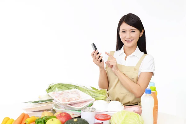 Lächelnde Asiatische Hausfrau Mit Kochzutaten — Stockfoto