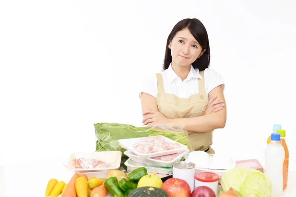 Asiatische Hausfrau Die Sich Sorgen Macht — Stockfoto