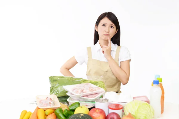 Asiatische Hausfrau Die Sich Sorgen Macht — Stockfoto