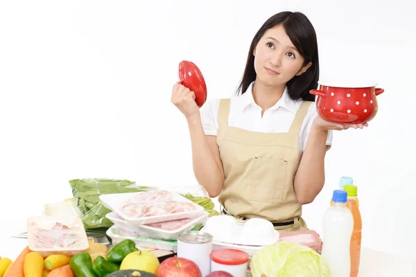 Hausfrau Überlegt Sie Zum Abendessen Machen Soll — Stockfoto