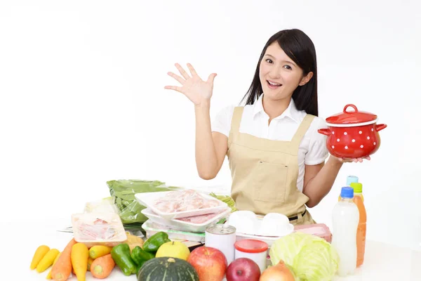 Lächelnde Asiatische Hausfrau Mit Kochzutaten — Stockfoto