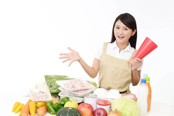 Улыбающаяся Азиатская Домохозяйка Кулинарными Ингредиентами — стоковое фото