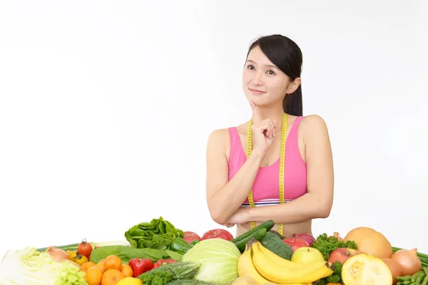 果物と野菜で若い健康な女性 — ストック写真