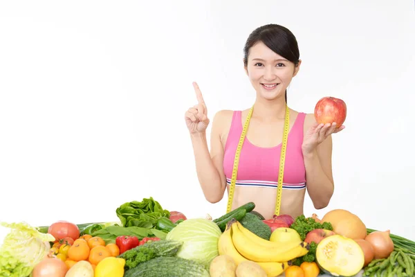 果物と野菜で若い健康な女性 — ストック写真