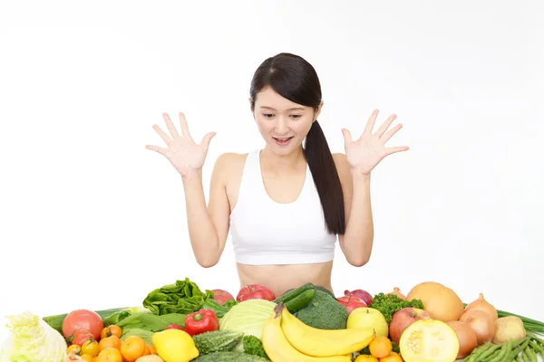 Ung Frisk Kvinna Med Frukt Och Grönsaker — Stockfoto