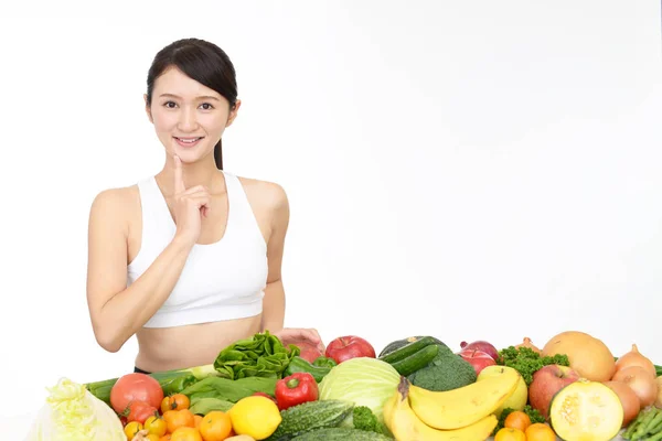 果物と野菜で若い健康な女性 — ストック写真