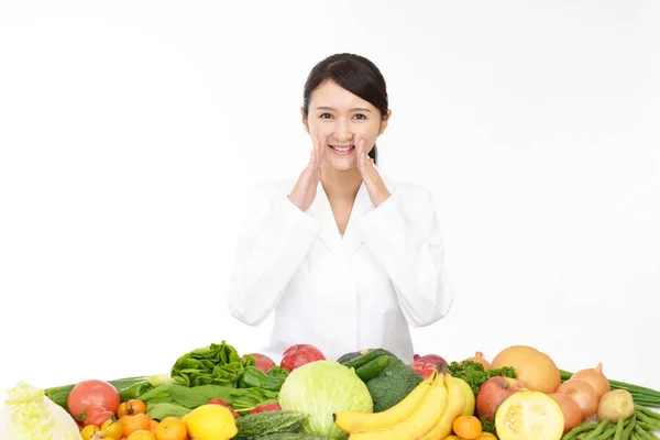 Lächelnd Registrierte Ernährungsberaterin Mit Obst Und Gemüse — Stockfoto