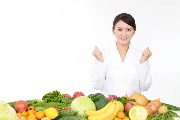 Lächelnd Registrierte Ernährungsberaterin Mit Obst Und Gemüse — Stockfoto