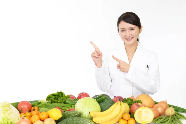 Lächelnd Registrierte Ernährungsberaterin Mit Obst Und Gemüse — Stockfoto