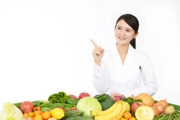 微笑的登记营养师与果子和蔬菜 — 图库照片
