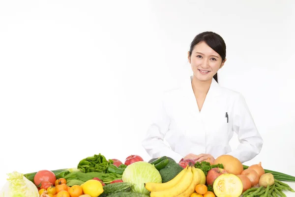 Bild Einer Anerkannten Ernährungsberaterin Mit Obst Und Gemüse — Stockfoto