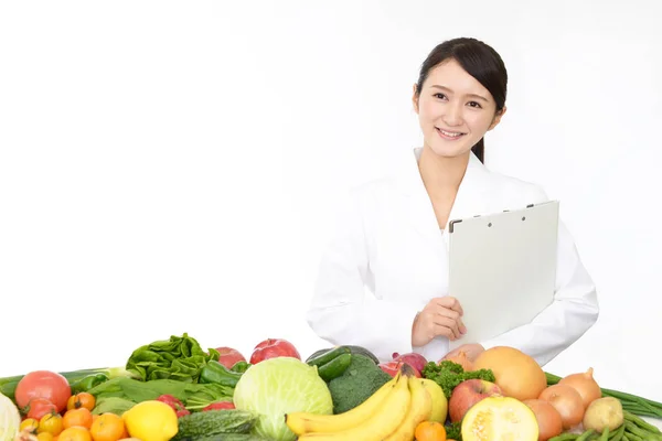 Bild Einer Anerkannten Ernährungsberaterin Mit Obst Und Gemüse — Stockfoto