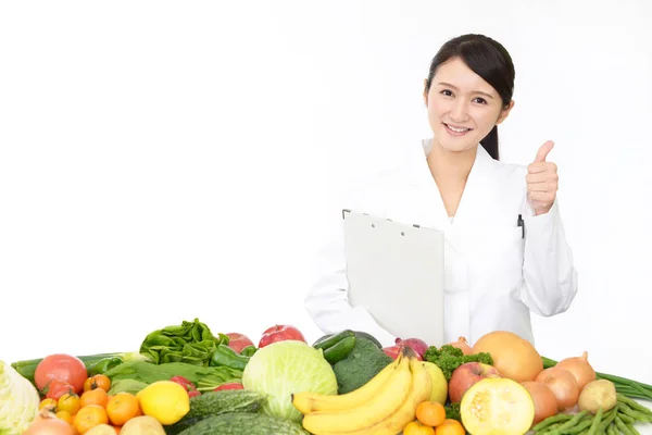 Lächelnd Registrierte Ernährungsberaterin Mit Obst Und Gemüse — Stockfoto