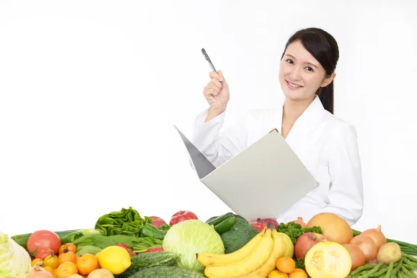 Lächelnd Registrierte Ernährungsberaterin Mit Obst Und Gemüse — Stockfoto