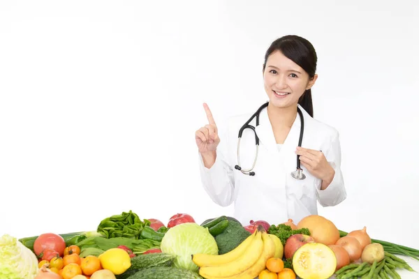 Lächelnder Arzt Mit Obst Und Gemüse — Stockfoto