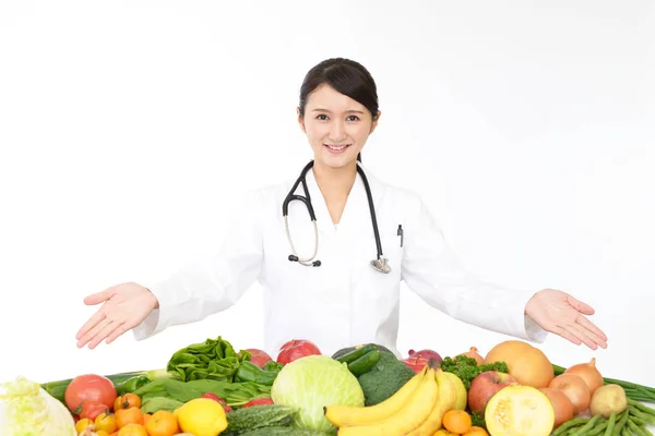 Médico Sonriente Con Frutas Verduras — Foto de Stock