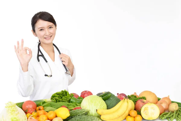 Médico Sorridente Com Frutas Legumes — Fotografia de Stock