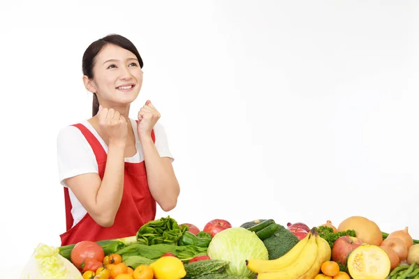 Lächelnde Asiatin Mit Obst Und Gemüse — Stockfoto
