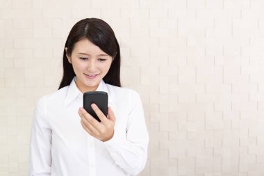 akıllı telefon arayan kadın