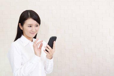 akıllı telefon arayan kadın