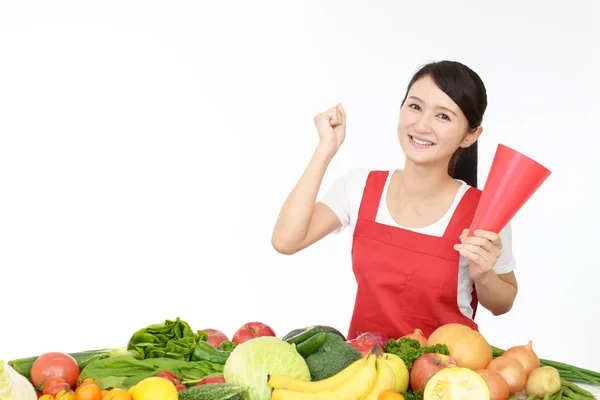 Lächelnde Asiatin Mit Obst Und Gemüse — Stockfoto