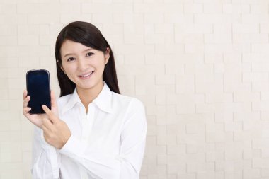 bir akıllı telefon olan kadın