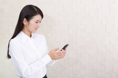 akıllı telefon arayan kadın