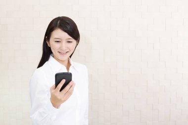 akıllı telefon arayan kadın