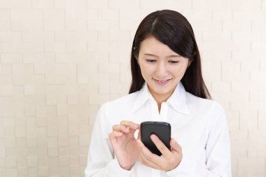 akıllı telefon arayan kadın