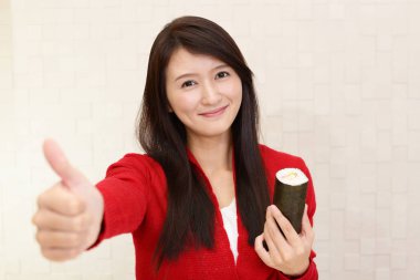 Bir suşi roll kadınla