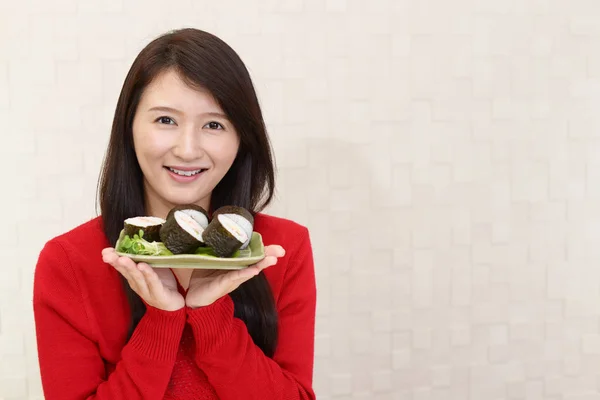 Mujer Sonriente Con Rollos Sushi — Foto de Stock