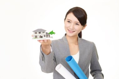 Kadın bir konut modeli ile