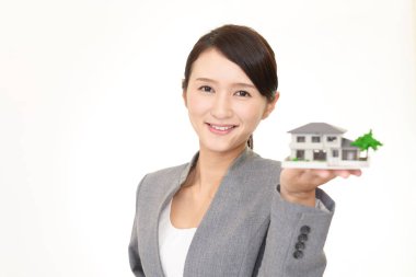 Kadın bir konut modeli ile