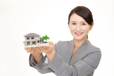 Kadın bir konut modeli ile