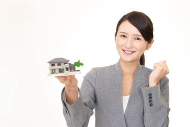 Kadın bir konut modeli ile