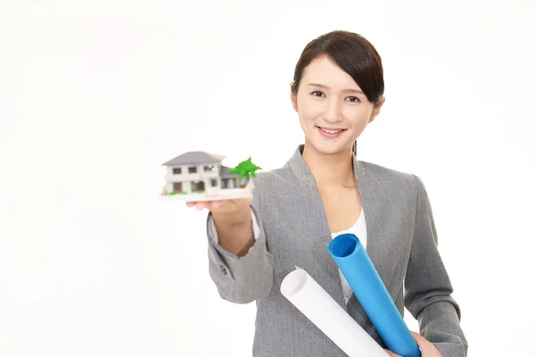 Mujer Con Modelo Vivienda —  Fotos de Stock