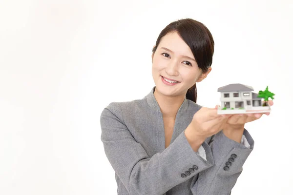 Mujer Con Modelo Vivienda — Foto de Stock