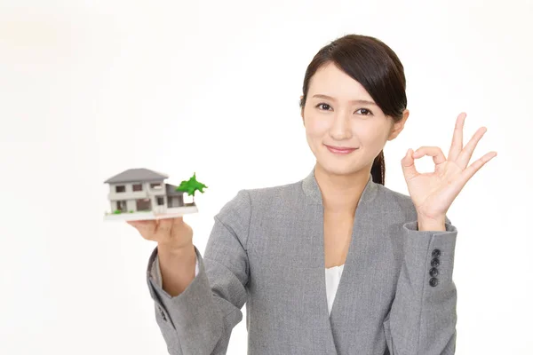 Aziatische Zakenvrouw Met Een Model Van Huisvesting — Stockfoto
